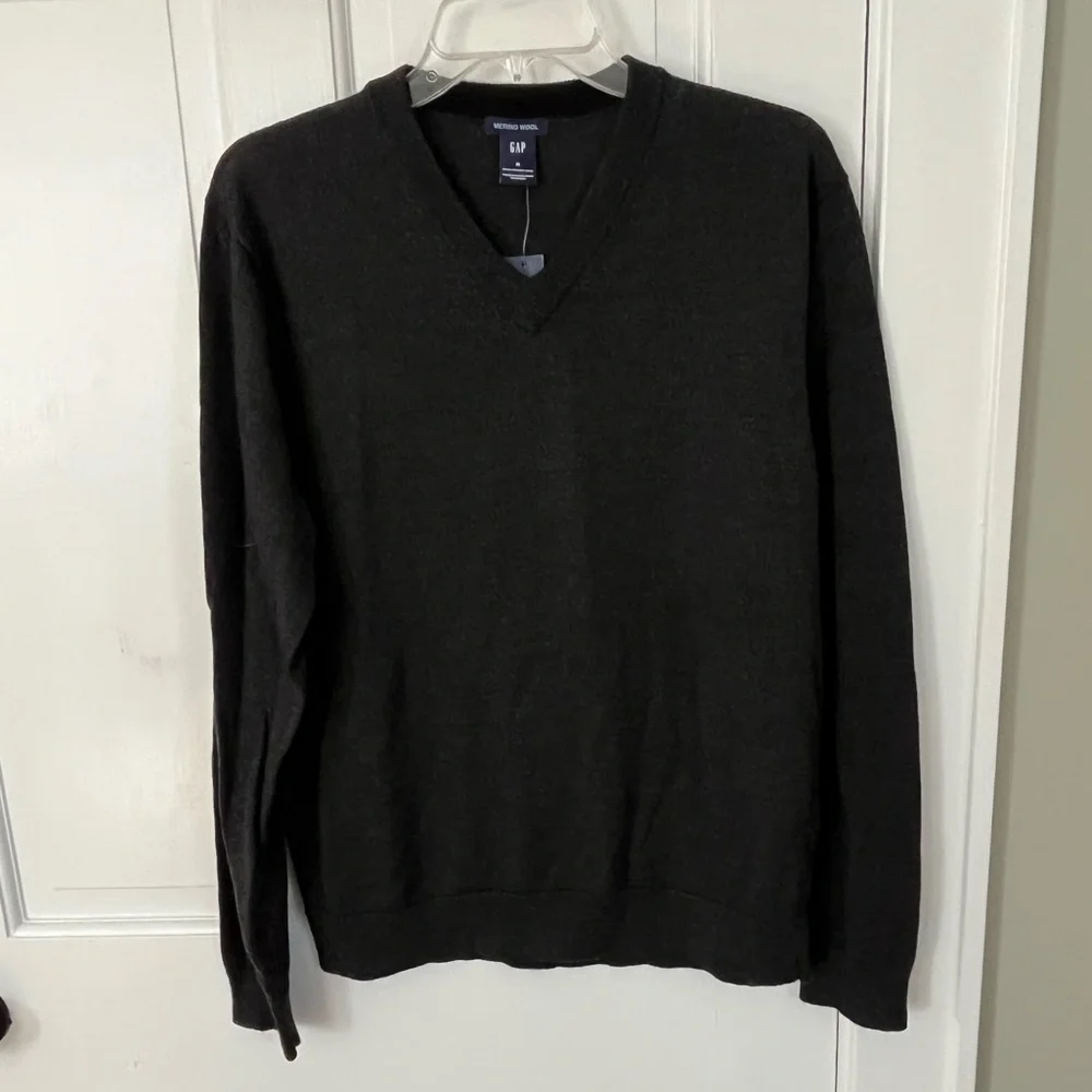 NWT Gap Men’s 100% Merino Wool Charcoal V Neck Sweater Size M Preppy Classic